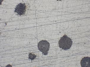 微研削工程後のノジュラー鋳鉄の光学顕微鏡写真。