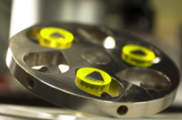 サンプルをマウントした試料ホルダー