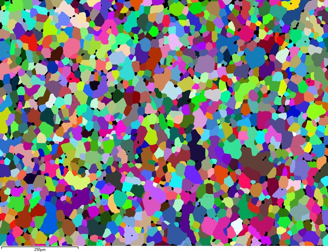 検出された粒子がランダムな色で着色されている鋼鉄サンプルの EBSD 粒子マップ