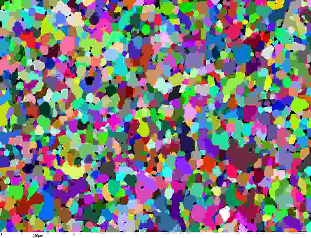 検出された粒子がランダムな色で着色されている鋼鉄サンプルの EBSD 粒子マップ