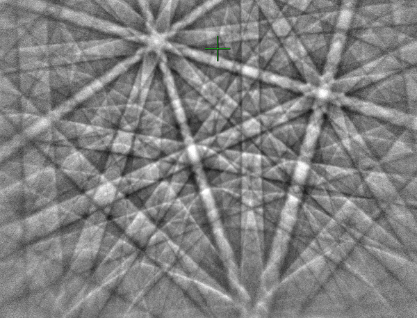 フェライトサンプルからの作業距離が短く、パターン中心位置が高い EBSD パターン。