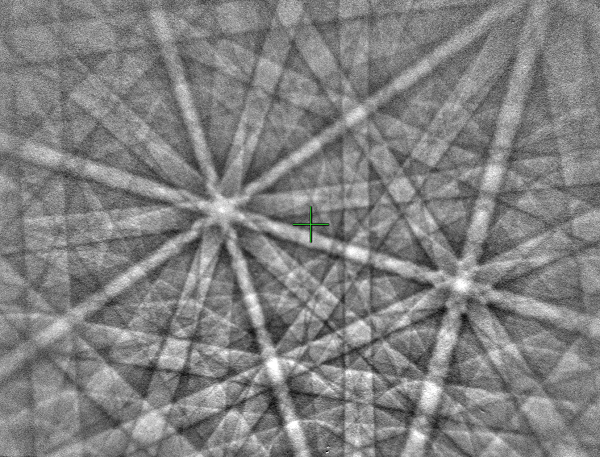 フェライトサンプルからの作業距離が長い場合のEBSD パターン（パターン中心位置が低い）。